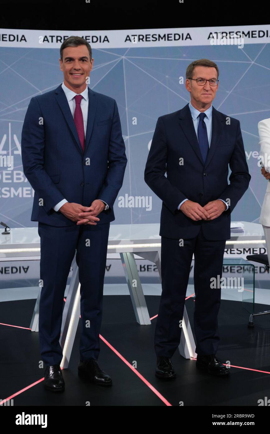 Pedro Sanchez, primo ministro e leader spagnolo PSOE e Alberto Nunez Feijoo, leader del Partito Popolare, prima di un dibattito pre-elettorale televisivo i Foto Stock