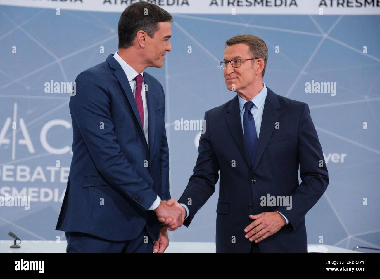 Pedro Sanchez, primo ministro e leader spagnolo PSOE e Alberto Nunez Feijoo, leader del Partito Popolare, prima di un dibattito pre-elettorale televisivo i Foto Stock