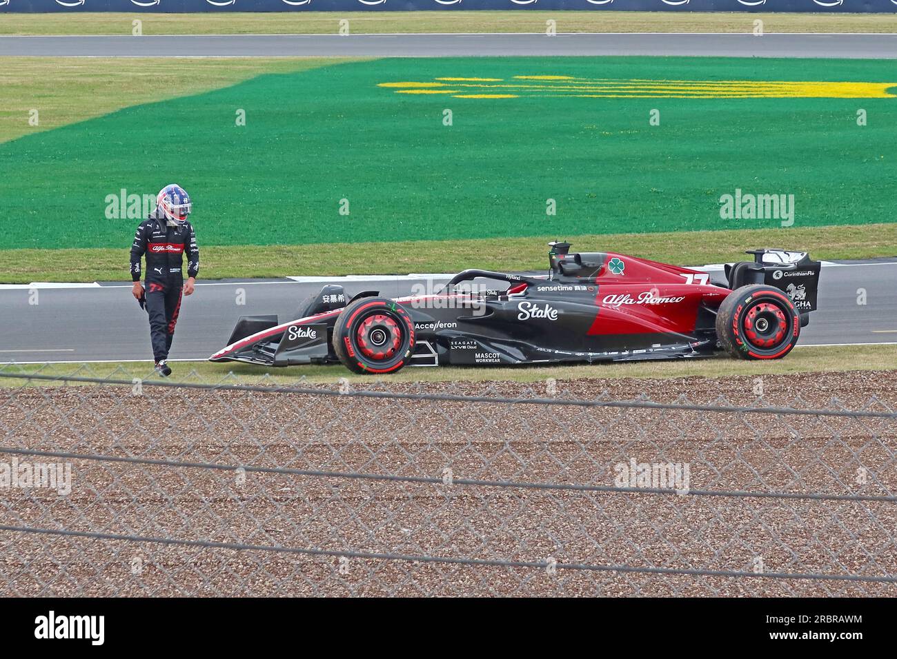 Kevin Magnussen sale fuori dal suo guasto - recupero Hass alle curve di Stowe e vale, qualificazione Gran Premio di Formula 1 inglese a Silverstone 8 luglio 2023 Foto Stock