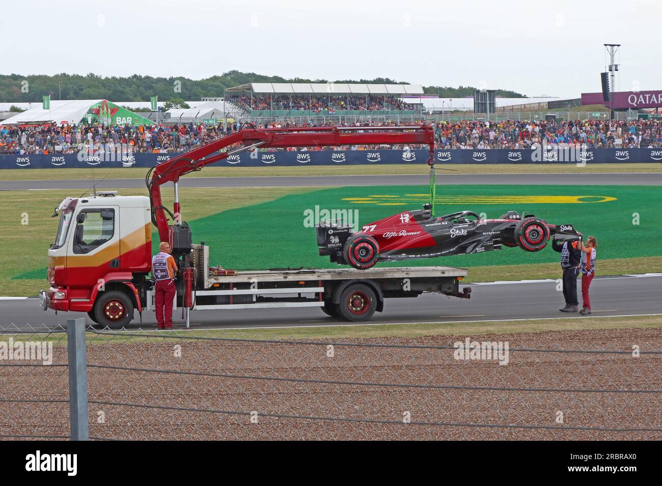 Kevin Magnussen, crollato - recupero Hass agli angoli di Stowe e vale, qualificazione Gran Premio Gran Bretagna di Silverstone 8 luglio 2023 Foto Stock