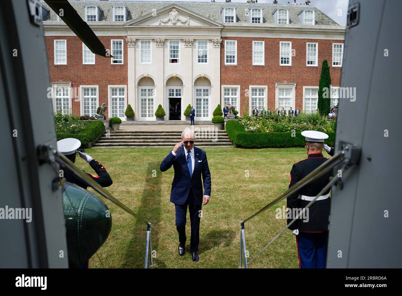 Londra, Regno Unito. 10 luglio 2023. Il presidente degli Stati Uniti Joe Biden saluta mentre sale a bordo di Marine One sul prato di Winfield House, la residenza dell'ambasciatore degli Stati Uniti nel Regno Unito, il 10 luglio 2023 a Londra, in Inghilterra. Biden è il Regno Unito prima di partecipare al vertice NATO in Lituania. Credito: Adam Schultz/White House Photo/Alamy Live News Foto Stock