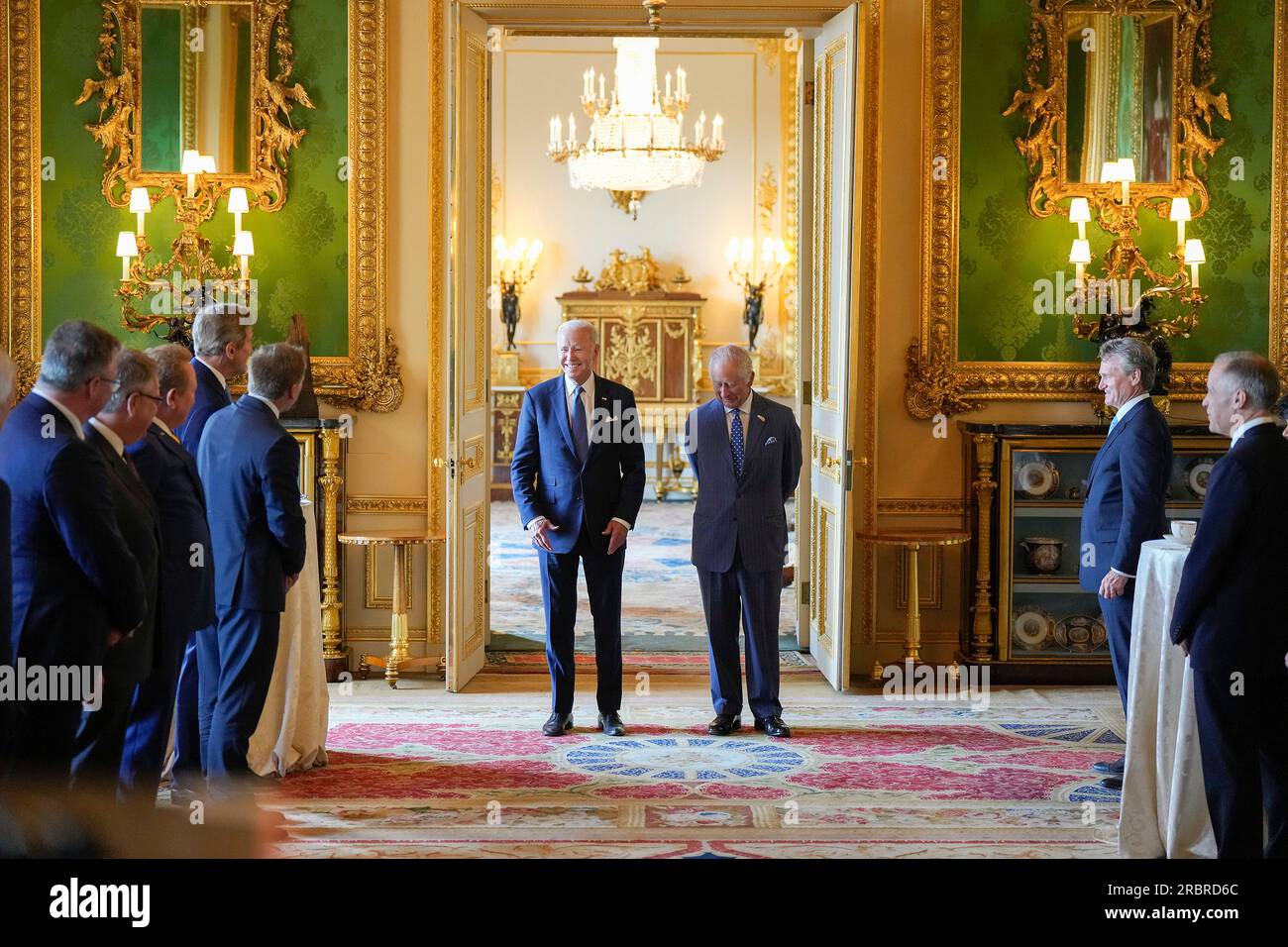 Windsor, Regno Unito. 10 luglio 2023. Il presidente degli Stati Uniti Joe Biden, Left, e il re Carlo III salutano i partecipanti al Climate Finance Mobilization Forum presso il Green Drawing Room del Castello di Windsor, il 10 luglio 2023 a Windsor, in Inghilterra. Credito: Adam Schultz/White House Photo/Alamy Live News Foto Stock