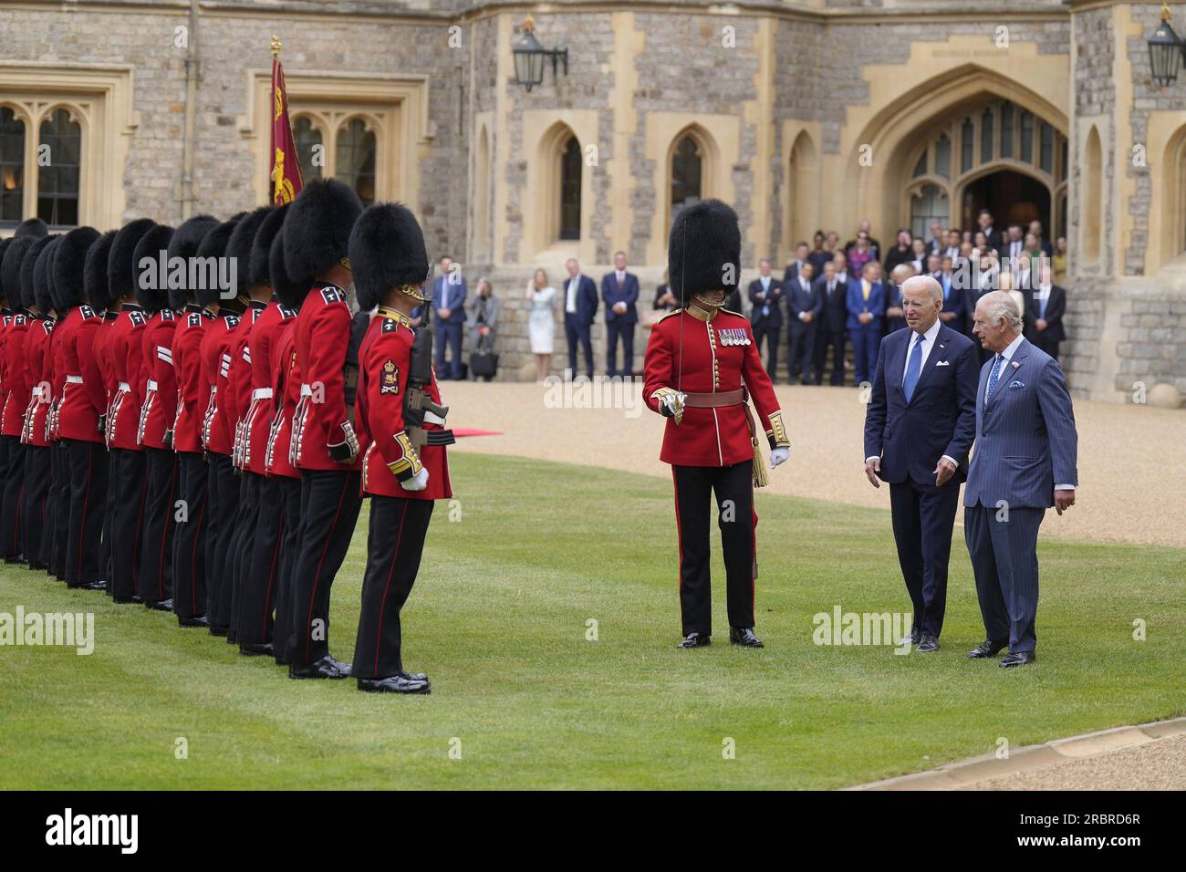 Windsor, Regno Unito. 10 luglio 2023. Il presidente degli Stati Uniti Joe Biden esamina le guardie gallesi scortate dal re britannico Carlo III, a destra, al Quadrilatero del Castello di Windsor, il 10 luglio 2023 a Windsor, in Inghilterra. Credito: Adam Schultz/White House Photo/Alamy Live News Foto Stock