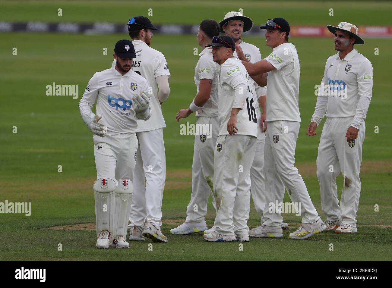 Chester le Street, Regno Unito. 10 luglio 2023. Matthew Potts di Durham festeggia con i suoi compagni di squadra dopo che Chris Dent del Gloucestershire è stato catturato al wicket da Ollie Robinson durante il match LV= County Championship Division Two tra Durham e Gloucestershire al Seat Unique Riverside, Chester le Street lunedì 10 luglio 2023. (Foto: Mark Fletcher | mi News) crediti: MI News & Sport /Alamy Live News Foto Stock