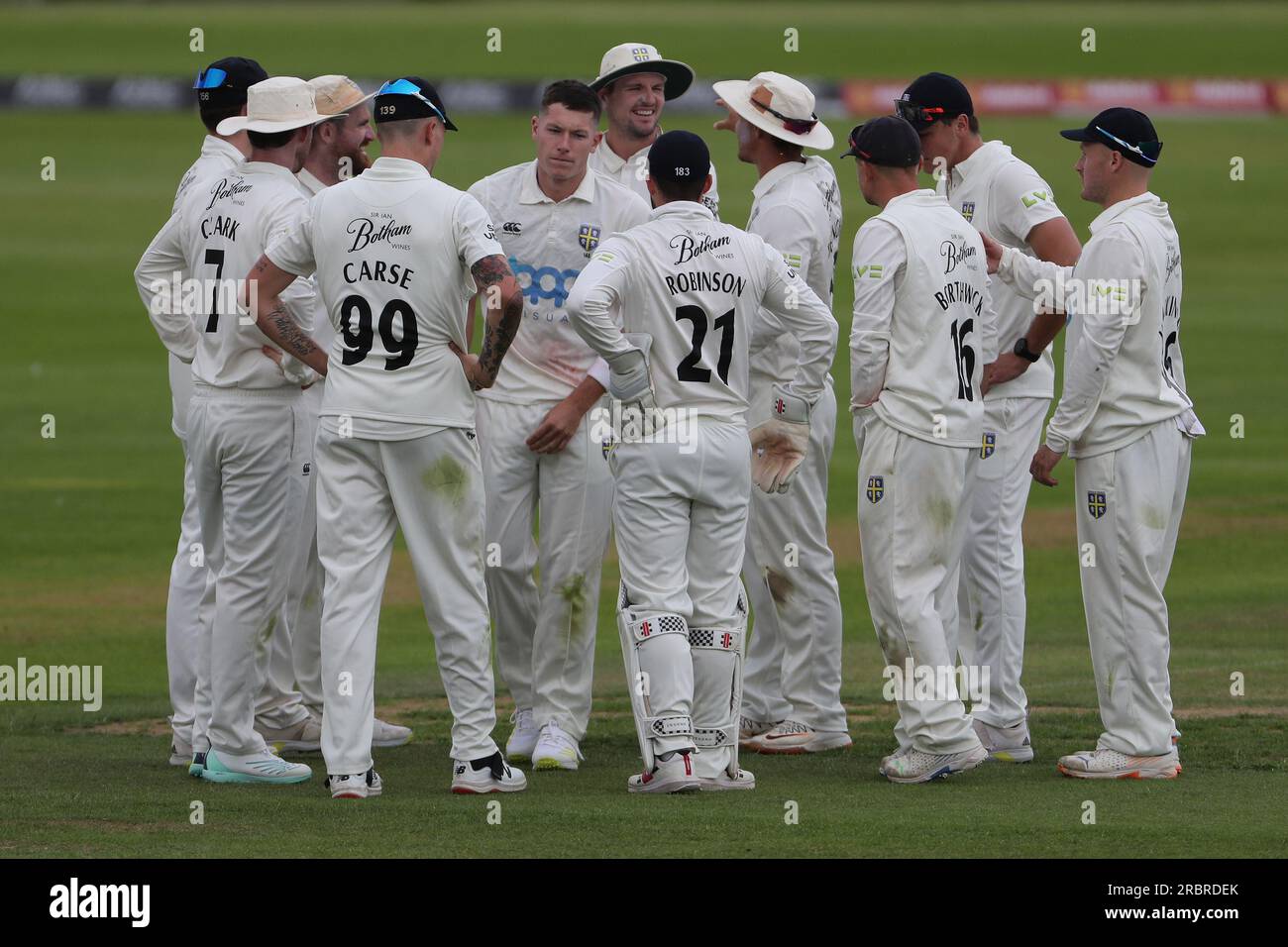 Chester le Street, Regno Unito. 10 luglio 2023. Matthew Potts di Durham festeggia con i suoi compagni di squadra dopo che Chris Dent del Gloucestershire è stato catturato al wicket da Ollie Robinson durante il match LV= County Championship Division Two tra Durham e Gloucestershire al Seat Unique Riverside, Chester le Street lunedì 10 luglio 2023. (Foto: Mark Fletcher | mi News) crediti: MI News & Sport /Alamy Live News Foto Stock