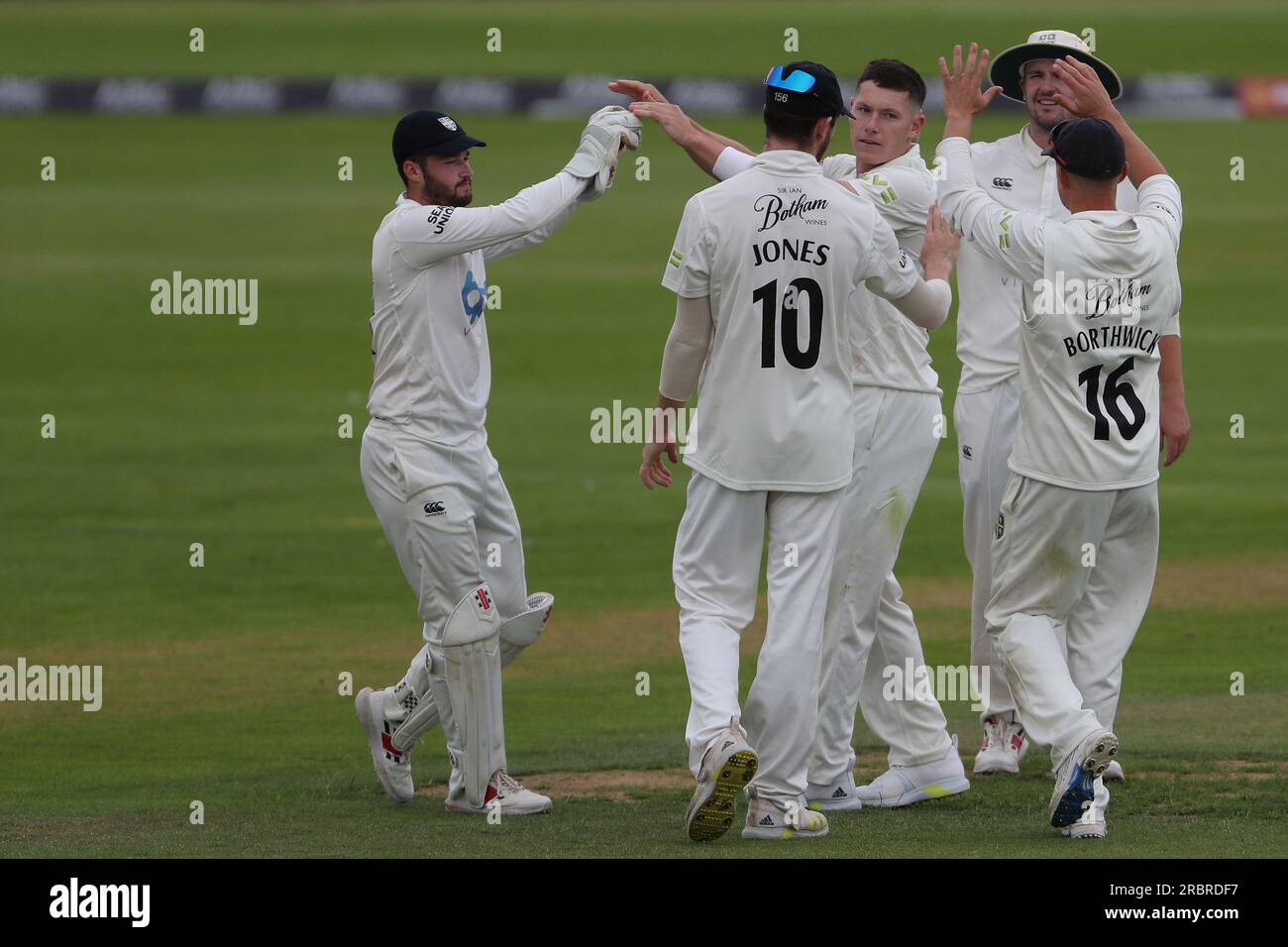 Chester le Street, Regno Unito. 10 luglio 2023. Matthew Potts di Durham festeggia con i suoi compagni di squadra dopo che Chris Dent del Gloucestershire è stato catturato al wicket da Ollie Robinson durante il match LV= County Championship Division Two tra Durham e Gloucestershire al Seat Unique Riverside, Chester le Street lunedì 10 luglio 2023. (Foto: Mark Fletcher | mi News) crediti: MI News & Sport /Alamy Live News Foto Stock