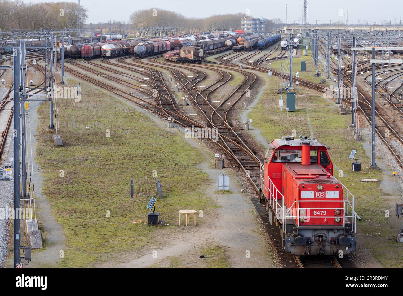Zwijndrecht, Paesi Bassi - 2020-12-01: Locomotiva presso il cantiere di smistamento Kijfhoek a Zwijndrecht, Paesi Bassi Foto Stock