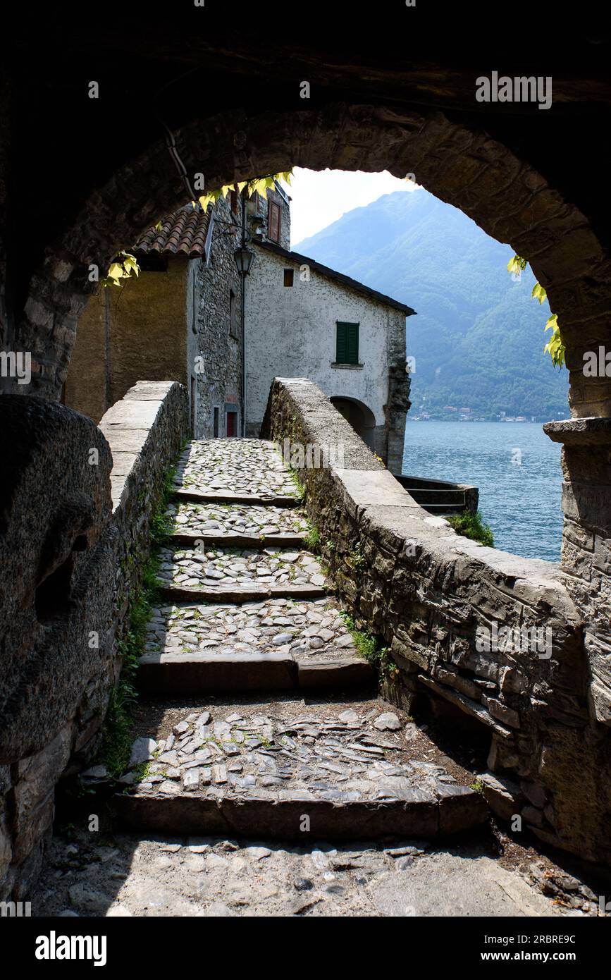 Vecchio ponte in pietra a Nesso sul Lago di Como Foto Stock