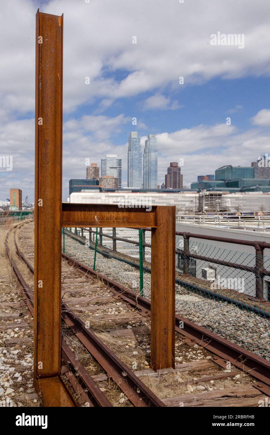 High Line a New York. Le installazioni artistiche apparvero prima che la costruzione iniziasse la seconda sezione. Foto Stock