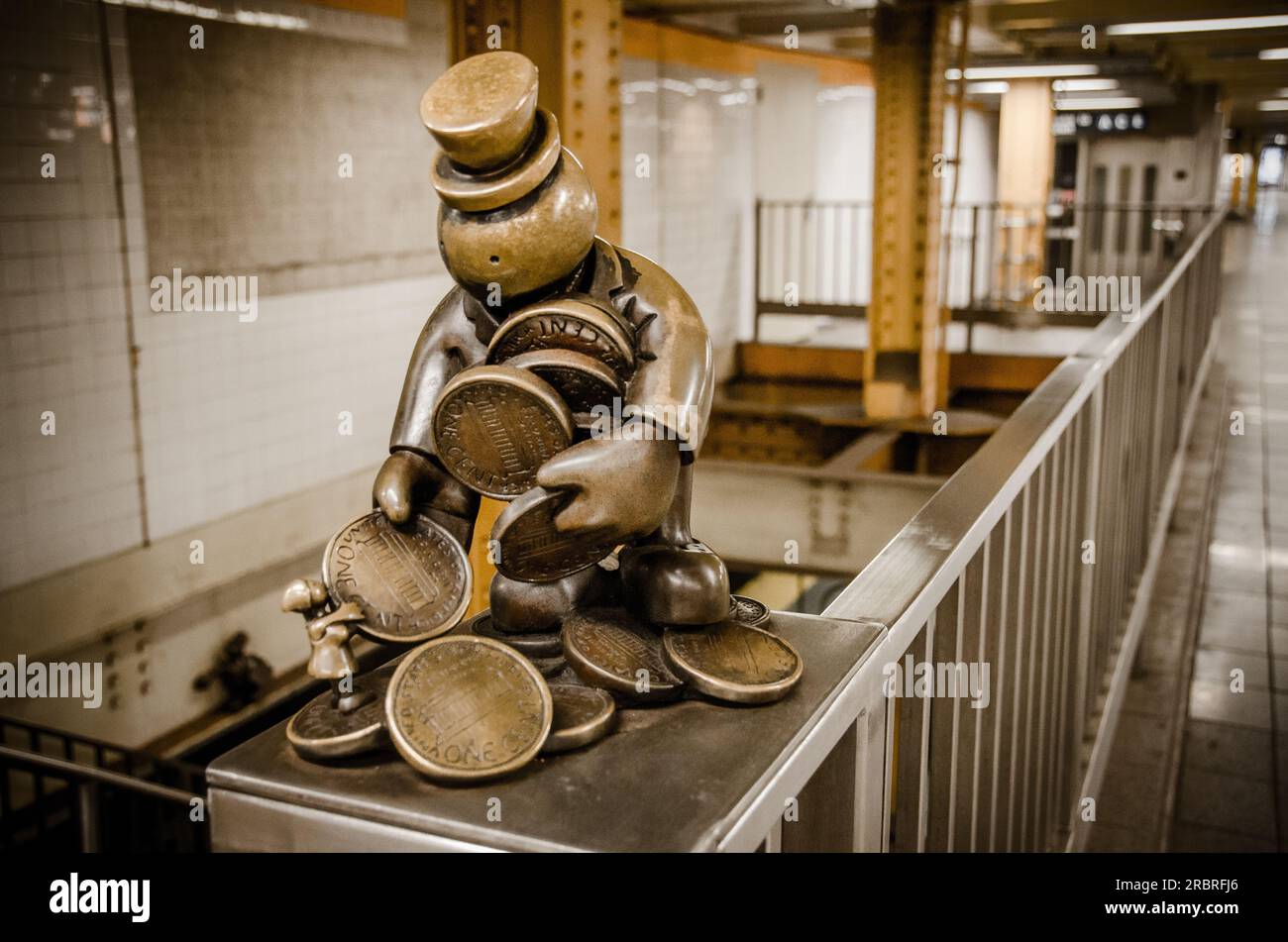 Statue nella stazione della 14th Street di New York di Tom Otterness Foto Stock