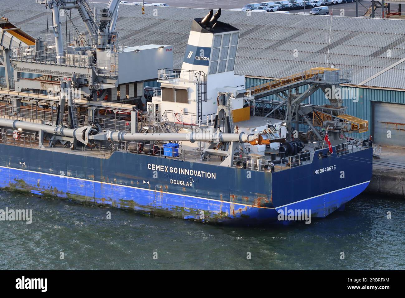 Il Marine aggregate Dredger (MAD) Cemex GO Innovation, utilizzato per il dragaggio di sabbia e ghiaia a una profondità di 55 metri, ormeggiato presso i moli di Southampton. Foto Stock