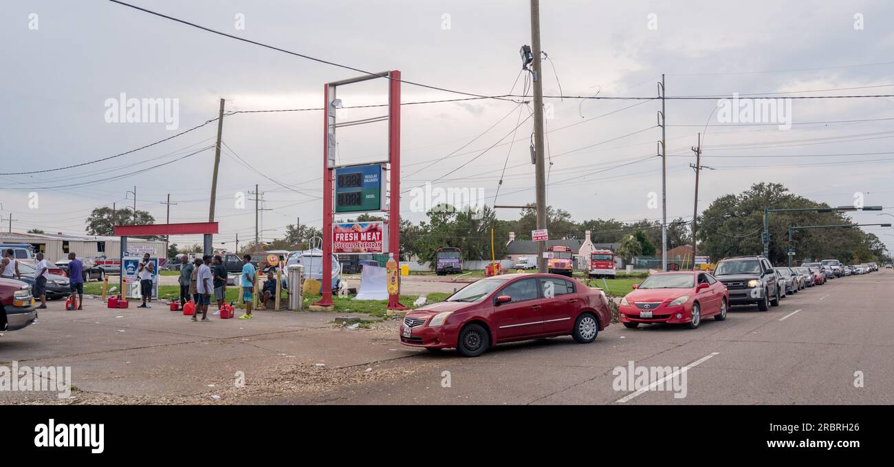 Le linee del gas a New Orleans erano lunghe e le tensioni erano alte dopo che l'uragano Ida aveva portato l'elettricità qui. La gente usa benzina per far funzionare i generatori. Foto Stock