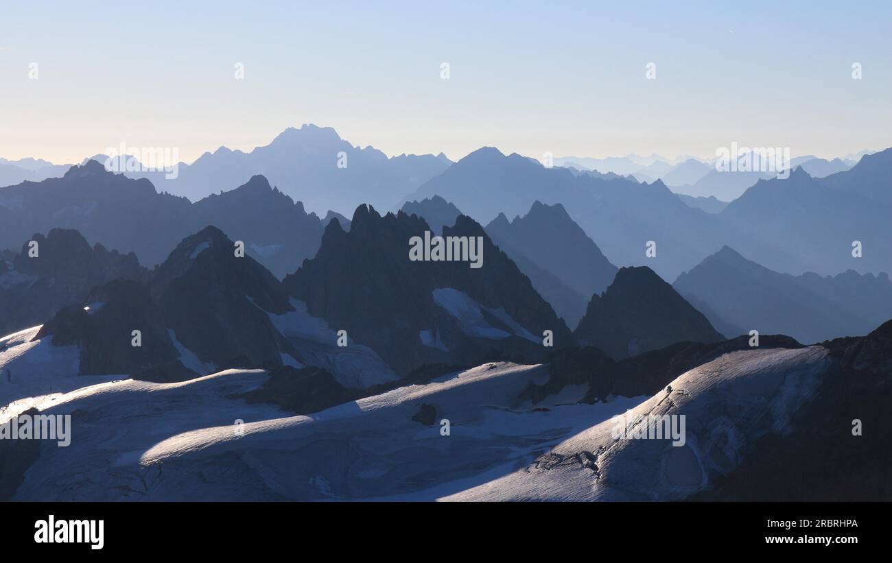 Catene montuose in diverse sfumature di blu Foto Stock