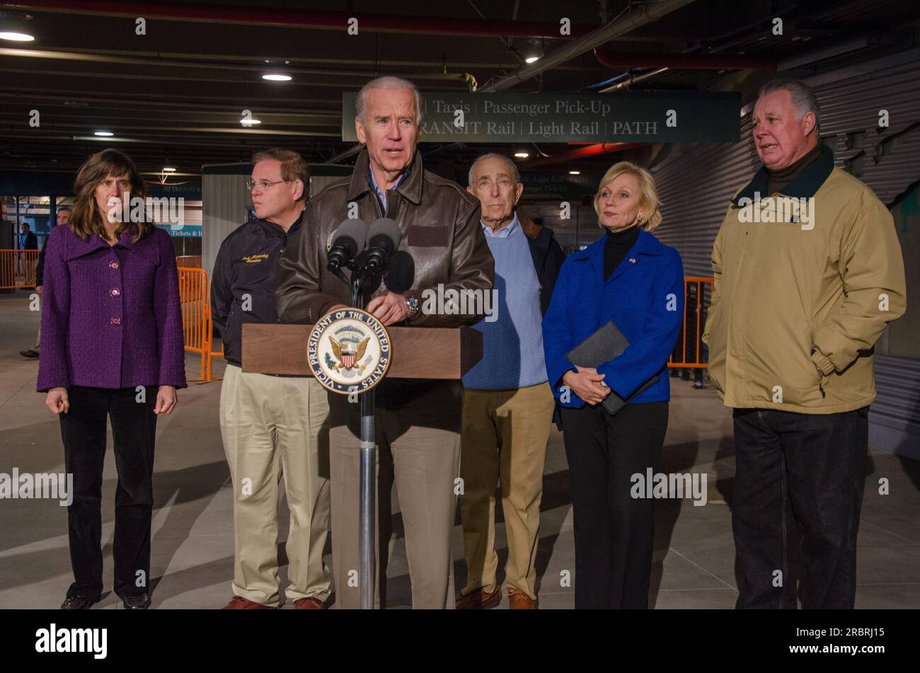 Hoboken, NJ, 11/18/12 -- il vicepresidente Biden, insieme ai senatori Robert Menendez e Frank Lautenberg, ha fatto un tour della stazione dopo Sandy. Foto Stock