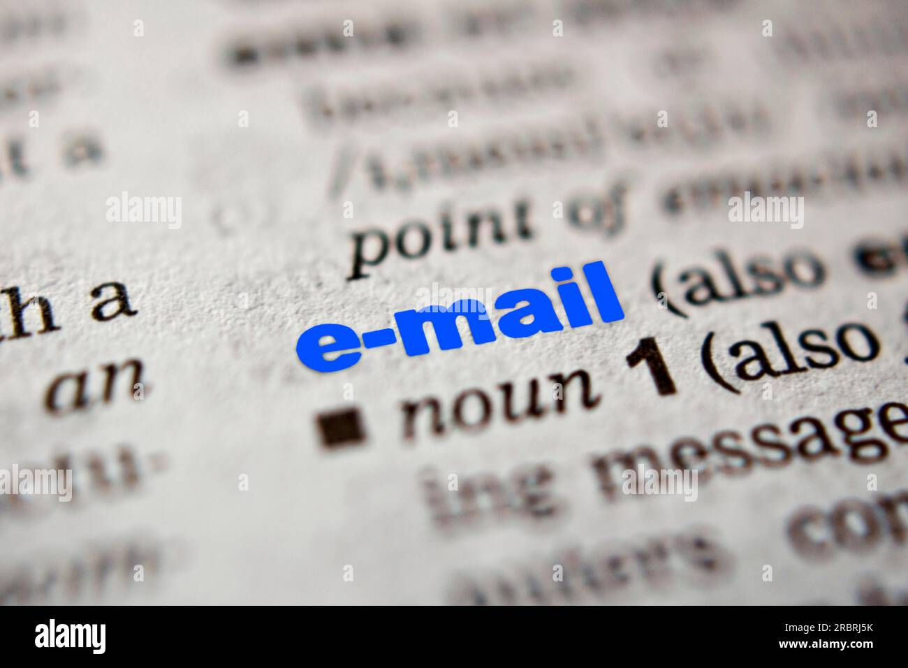 Una macro shot della parola e-mail da un dizionario Foto Stock