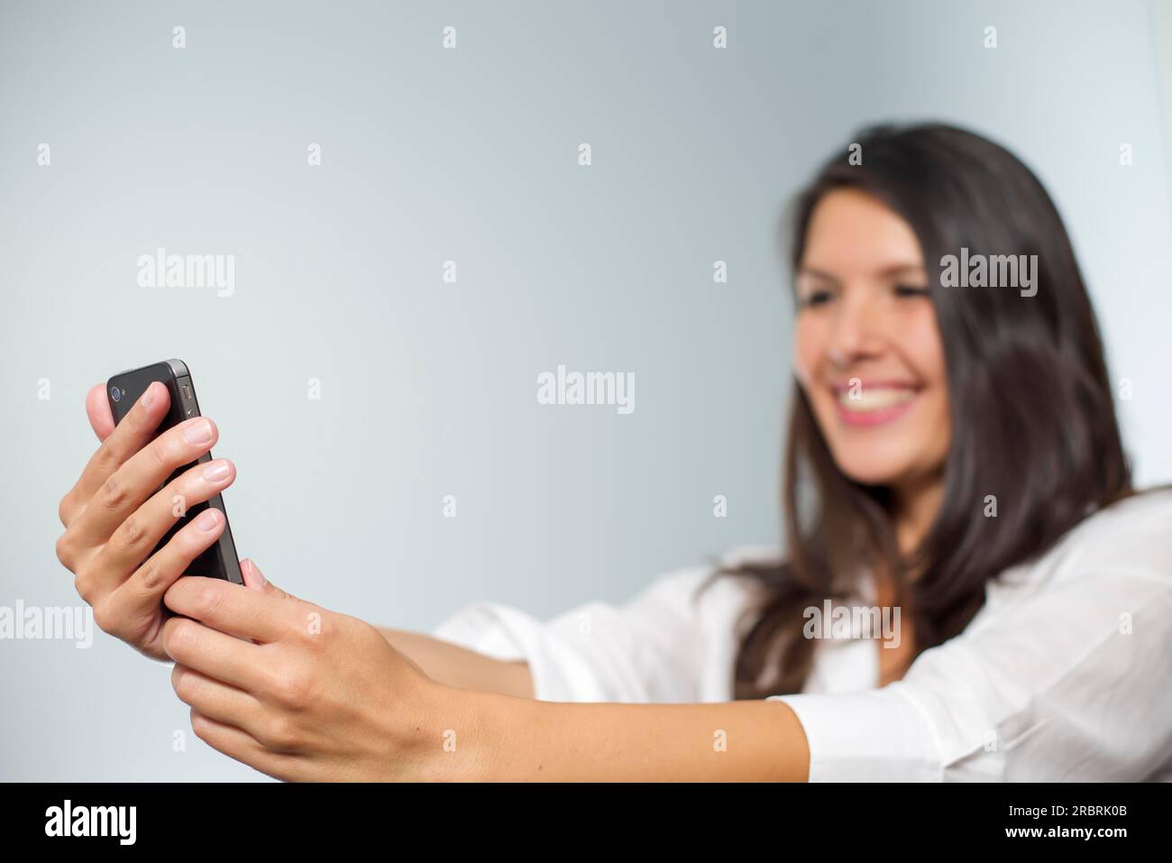 Business donna con lo smartphone Foto Stock