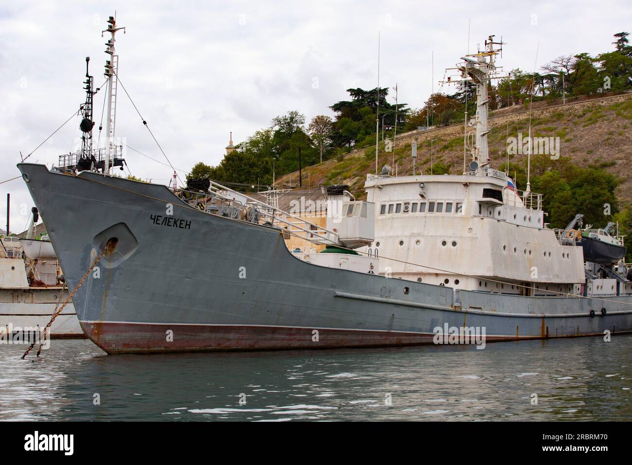 26 settembre 2021 - Sebastopoli, Crimea - nave di ricerca idrografica ''Cheleken''. Progetto 861. Sevastopol. Flotta del Mar Nero della Federazione Russa. La nave di ricerca idrografica ''Cheleken'' è una delle navi della flotta del Mar Nero della Federazione russa. Questa nave, costruita secondo il progetto 861, ha sede a Sebastopoli. È stato progettato per condurre ricerche idrografiche e oceanografiche nella regione del Mar Nero. Il termine ''Cheleken'' è dotato di moderni strumenti di navigazione, idrografici e geofisici, che consentono di raccogliere dati sulla profondità del mare, le correnti, le condizioni del fondo marino e altri Foto Stock