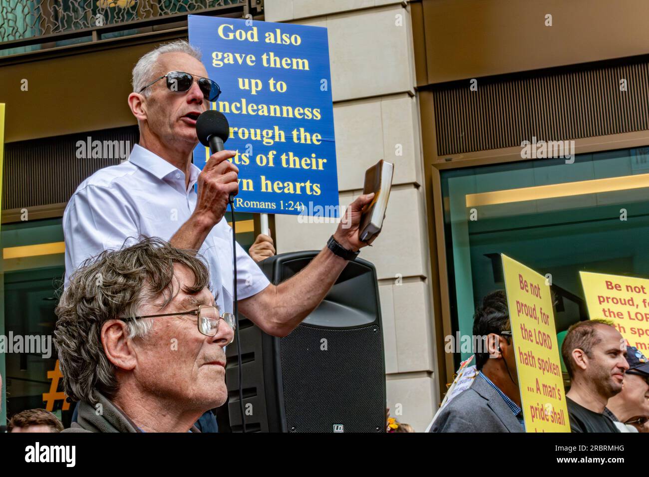 Un predicatore cristiano che predicava dalla bibbia all'evento London Pride il 1 luglio 2023 Foto Stock