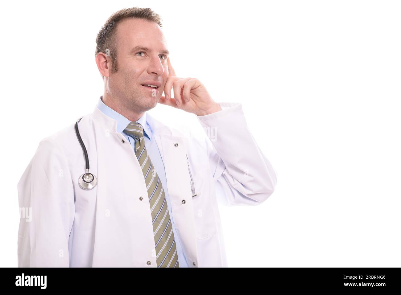 Innovativo medico motivato che fa un gesto di intelligenza che gli tocca il lato della testa con il dito mentre gli viene in mente un'idea ispiratrice Foto Stock