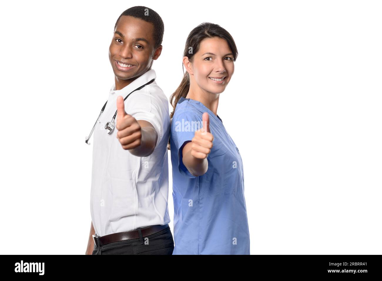 Team medico multietnico di successo entusiasta con un medico africano sorridente e la sua bella infermiera o assistente che dà un pollice su gesto con Foto Stock
