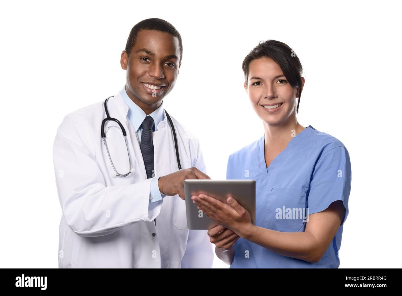Due colleghi medici consultano un tablet-pc cercando cartelle e cartelle dei pazienti con un bel giovane medico africano in un camice bianco da laboratorio e. Foto Stock
