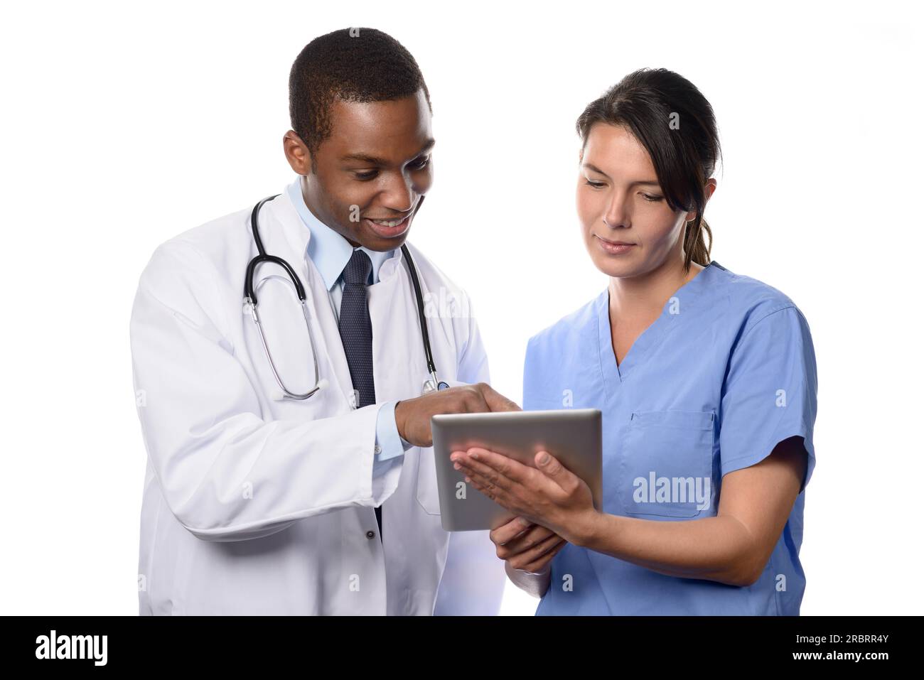 Due colleghi medici consultano un tablet-pc cercando cartelle e cartelle dei pazienti con un bel giovane medico africano in un camice bianco da laboratorio e. Foto Stock