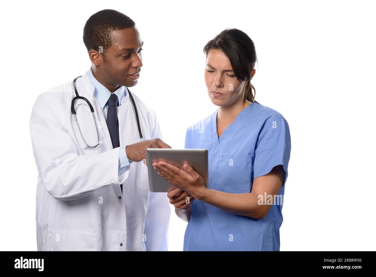 Due colleghi medici consultano un tablet-pc cercando cartelle e cartelle dei pazienti con un bel giovane medico africano in un camice bianco da laboratorio e. Foto Stock