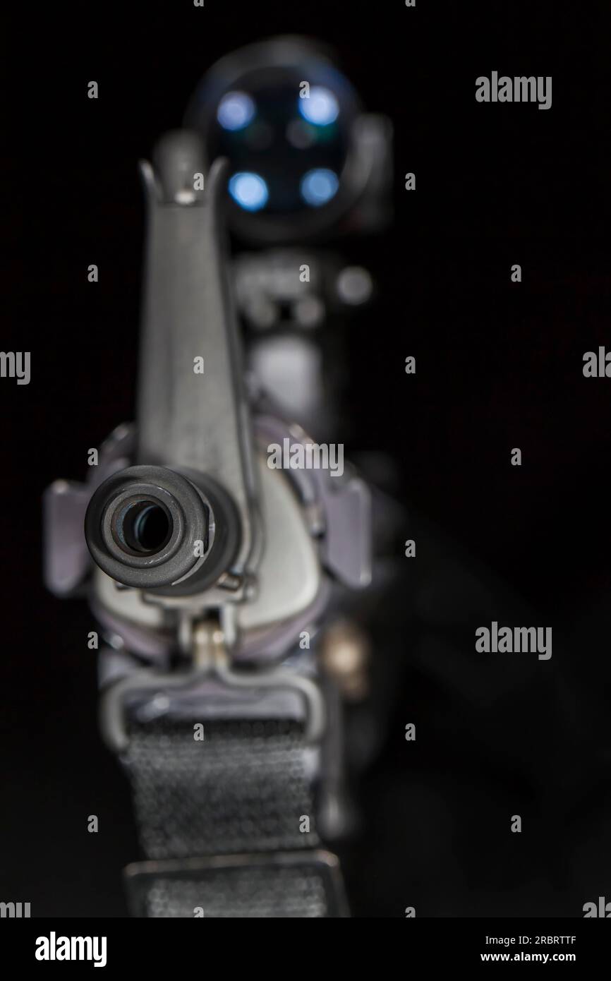 Un fucile d'assalto AR-15 americano in un ambiente da studio Foto Stock