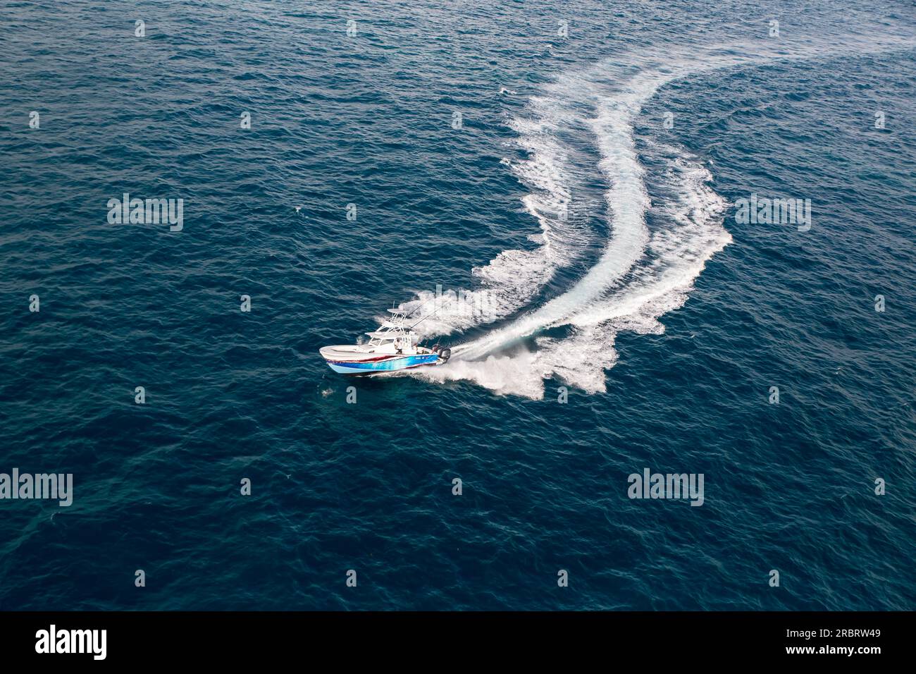 Motoscafo veloce con spruzzi e risveglio sull'oceano Foto Stock