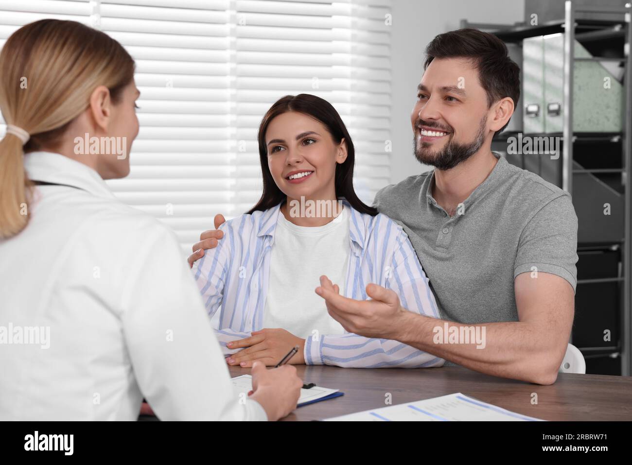 Coppia che ha appuntamento con il medico della fertilità in clinica. Consultazione del paziente Foto Stock