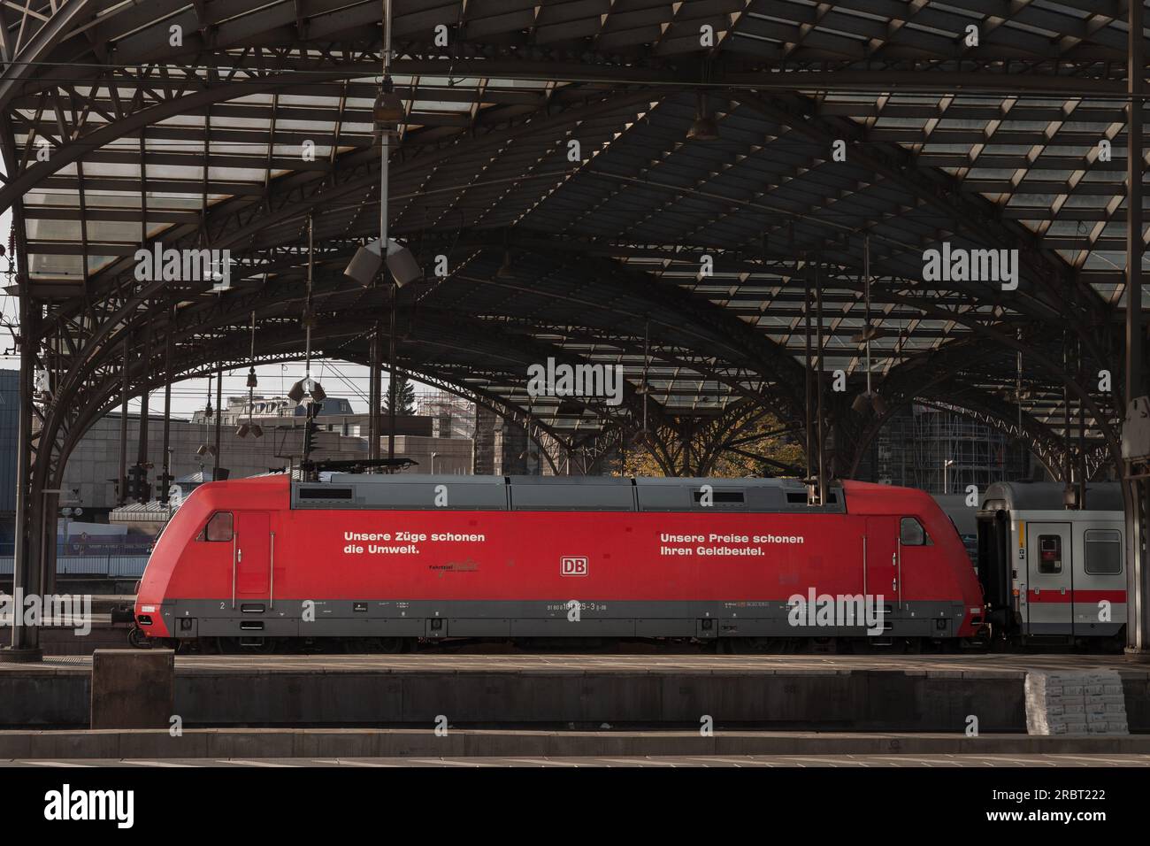 Immagine di una locomotiva DB classe 101, una locomotiva elettrica, pronta per un servizio ferroviario Intercity nella stazione di Koln Hbf, appartenente a db fernverk Foto Stock
