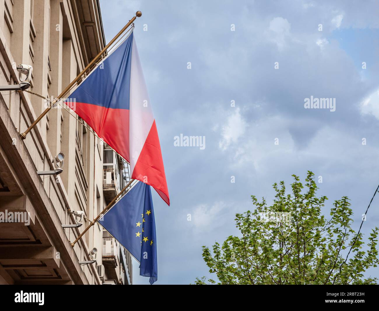 Foto della bandiera della Repubblica Ceca e della bandiera dell'Unione europea insieme di fronte a un edificio di Praga. La Czechuia è uno dei principali membri dell'EUR Foto Stock