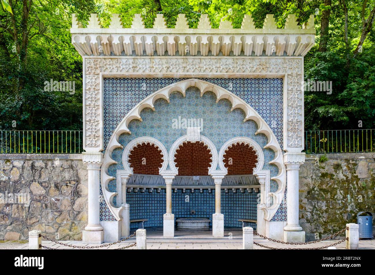 Fonte Mourisca, fontana moresca, fontana pubblica in stile architettonico neo-mudéjar con archi a ferro di cavallo, Sintra, Portogallo Foto Stock