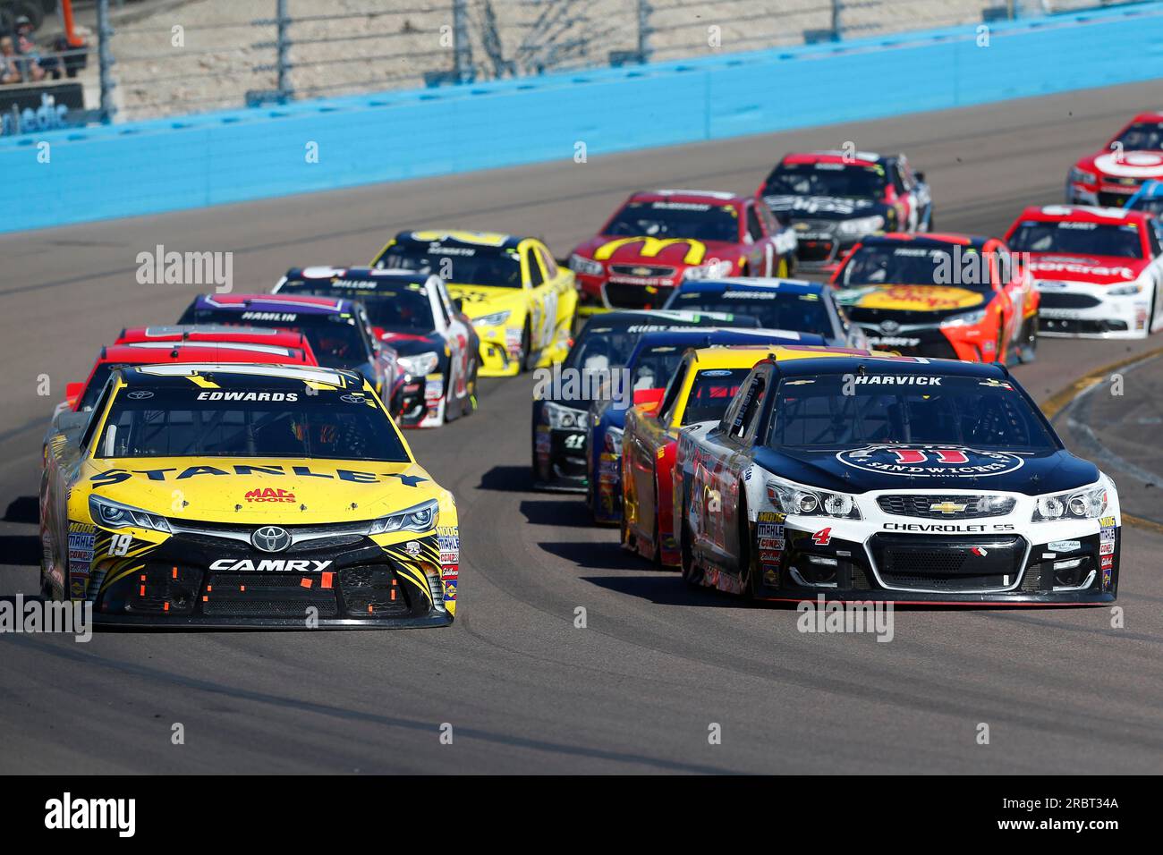 Avondale, AZ, 13 marzo 2016: Carl Edwards (19) e Kevin Harvick (4) corrono fuori dalla curva quattro durante il Good Sam 500 (k) al Phoenix International Foto Stock