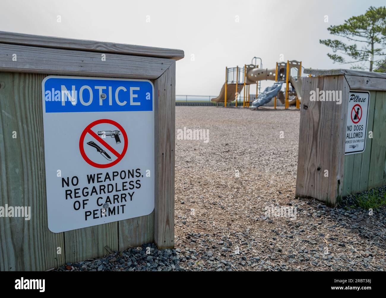 LONG BEACH TOWNSHIP, N.J. – 1° luglio 2023: Un avviso indica un divieto di armi presso High Bar Harbor Playground sulla Long Beach Island del New Jersey. Foto Stock