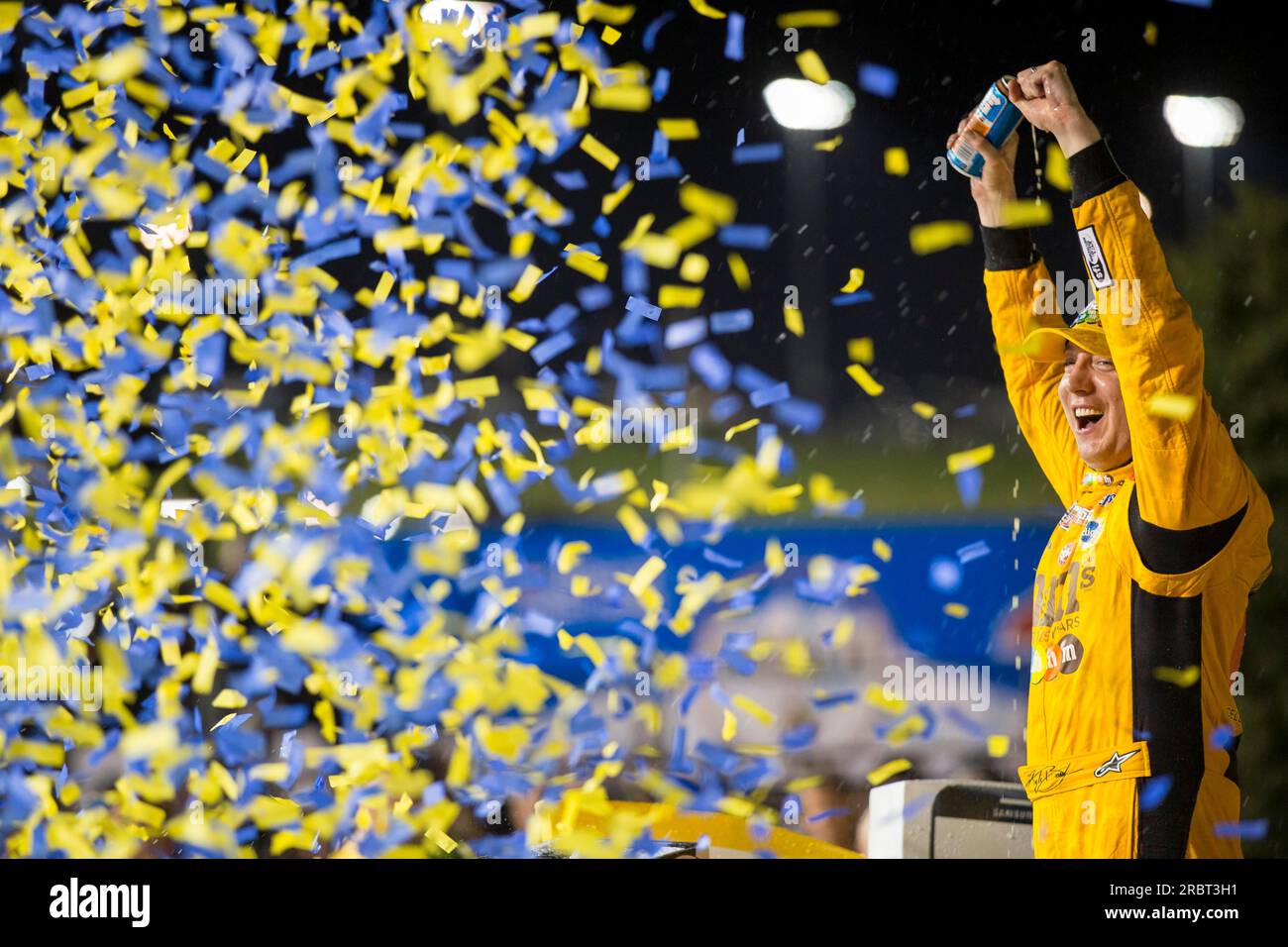 Kansas City, Kansas, 7 maggio 2016: Kyle Busch (18) vince il GoBowling.com 400 al Kansas Speedway di Kansas City, Kansas Foto Stock