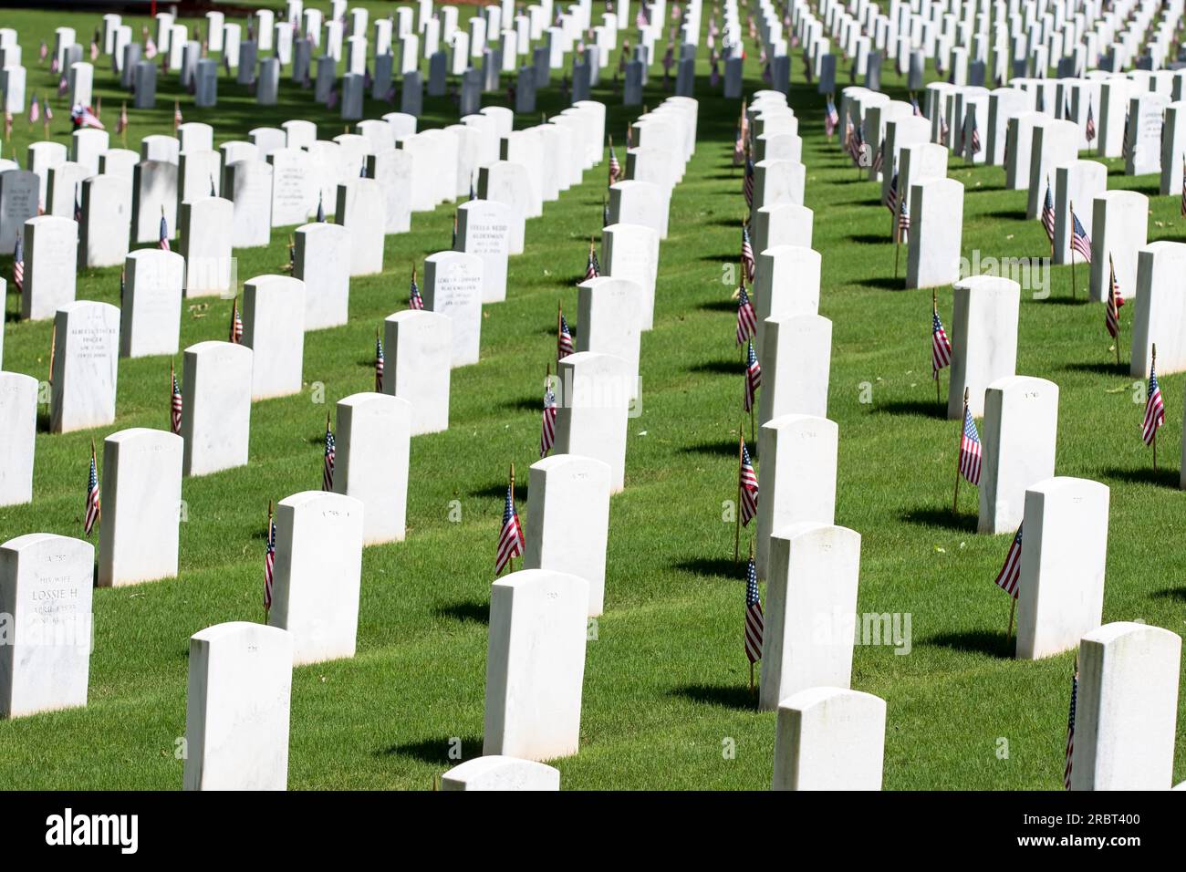 Commemorazione del cimitero dei veterani con la bandiera americana Foto Stock