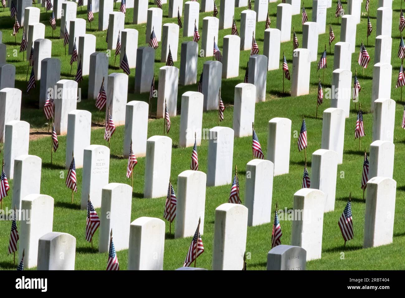 Commemorazione del cimitero dei veterani con la bandiera americana Foto Stock