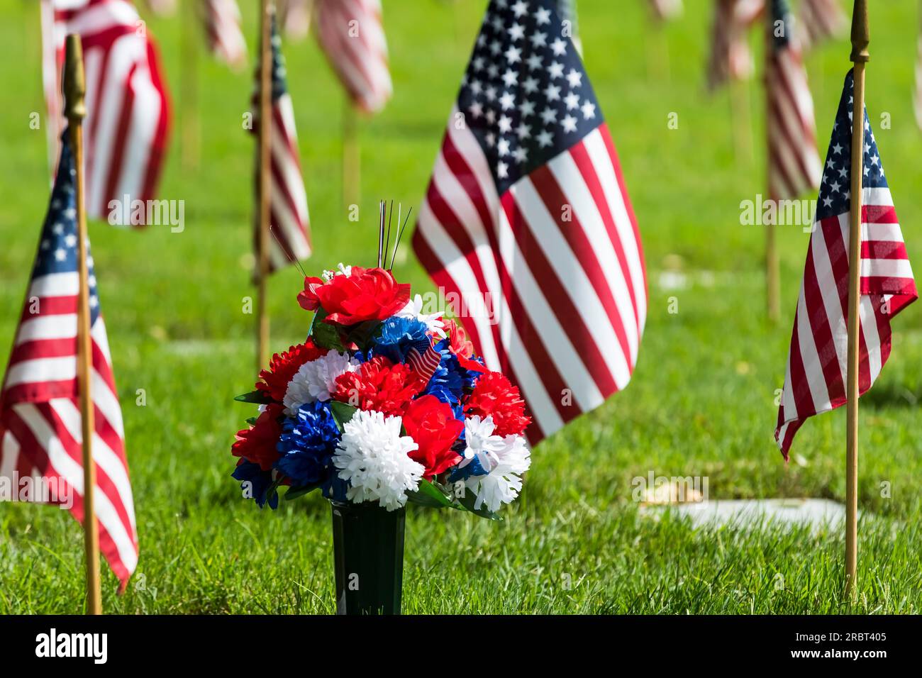 Commemorazione del cimitero dei veterani con la bandiera americana Foto Stock