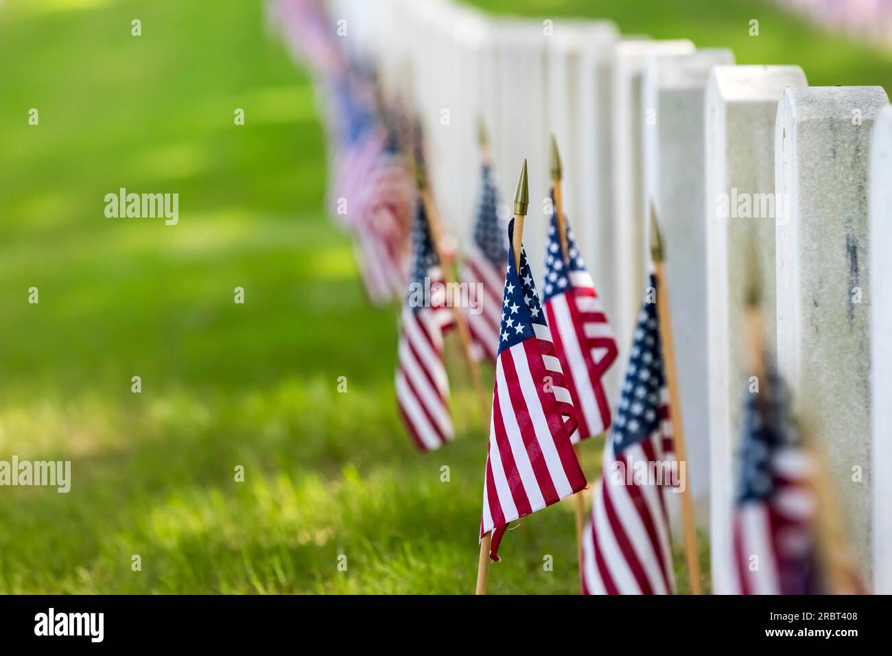 Commemorazione del cimitero dei veterani con la bandiera americana Foto Stock