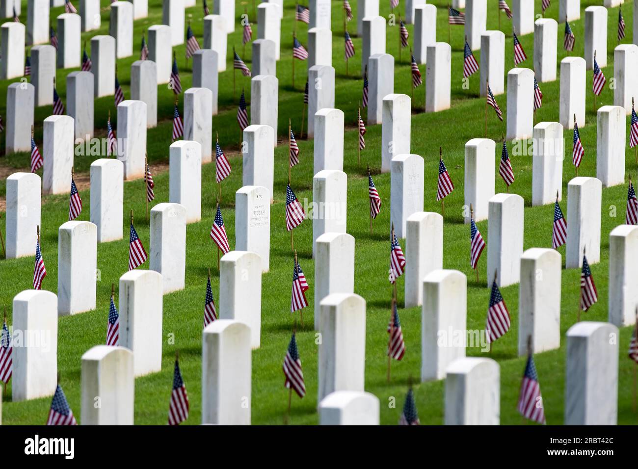 Commemorazione del cimitero dei veterani con la bandiera americana Foto Stock