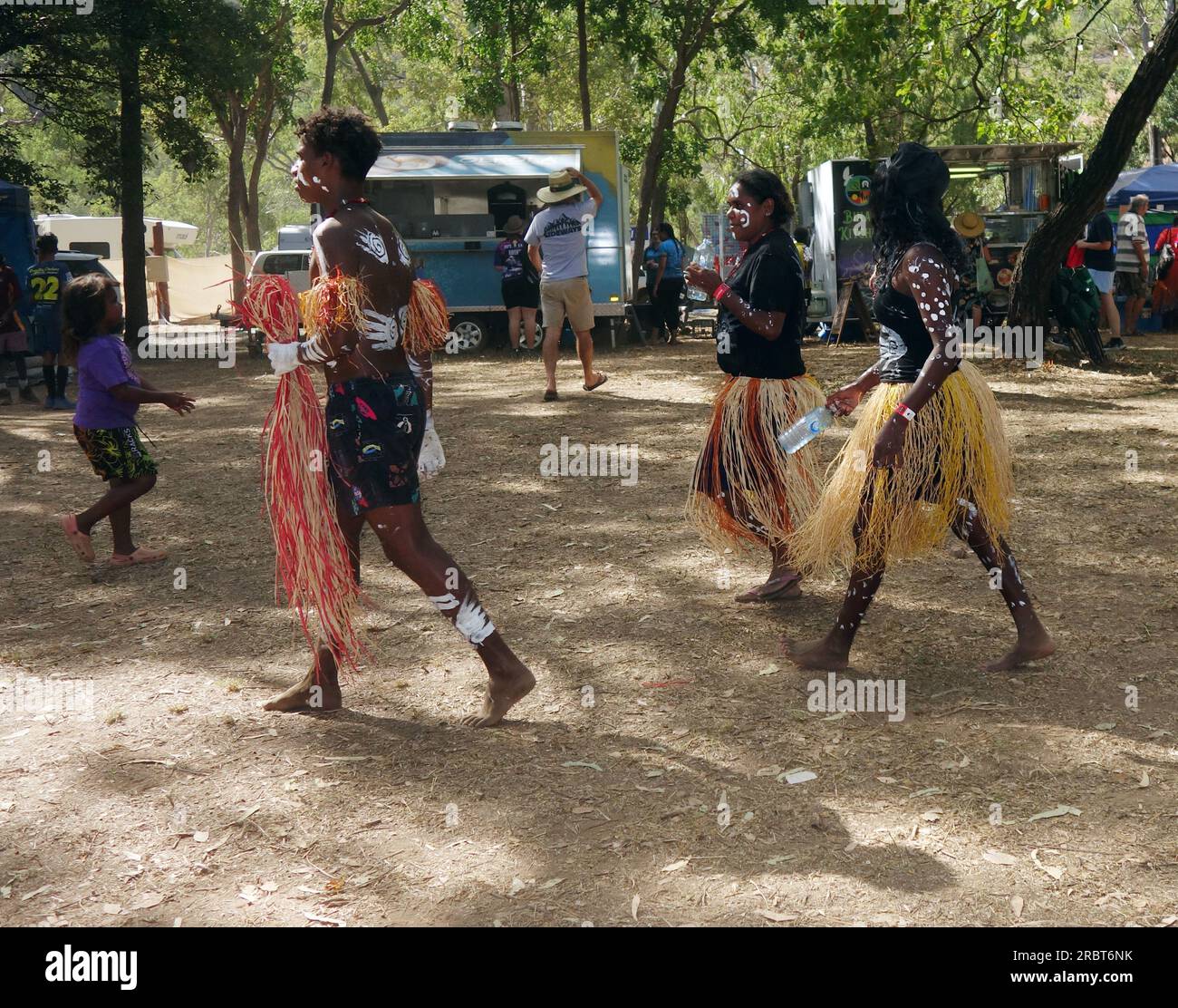 Ballerini dal fiume Lockhart, Laura Quinkan Indigenous Dance Festival, Cape York Peninsula, Queensland, Australia, 2023. No MR o PR Foto Stock