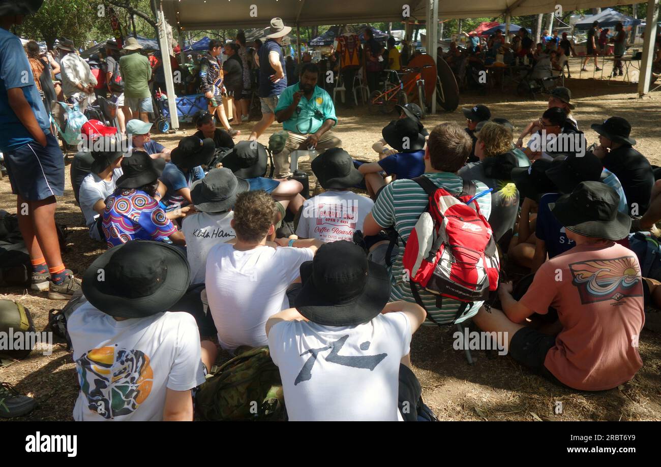 Studenti delle scuole superiori che ascoltano Indigenous Rock Art Ranger, Laura Quinkan Indigenous Dance Festival, Cape York Peninsula, Queensland, Australia, 202 Foto Stock