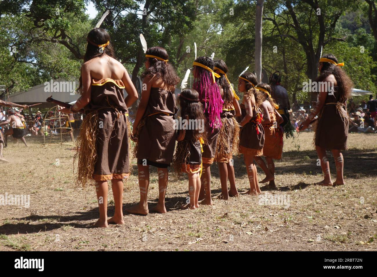Ragazze della squadra di danza Yarrabah, Laura Quinkan Indigenous Dance Festival, Cape York Peninsula, Queensland, Australia, 2023. No MR o PR Foto Stock
