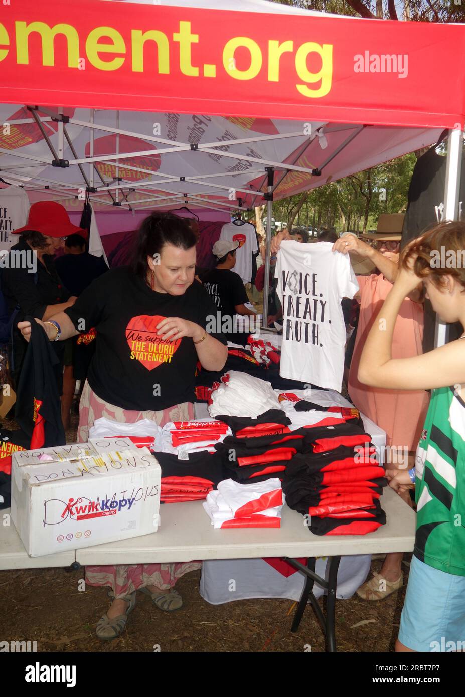 Brisk business at the Voice, Treaty, Truth t-shirt Stall, Laura Quinkan Indigenous Dance Festival, Cape York Peninsula, Queensland, Australia, 2023. N Foto Stock