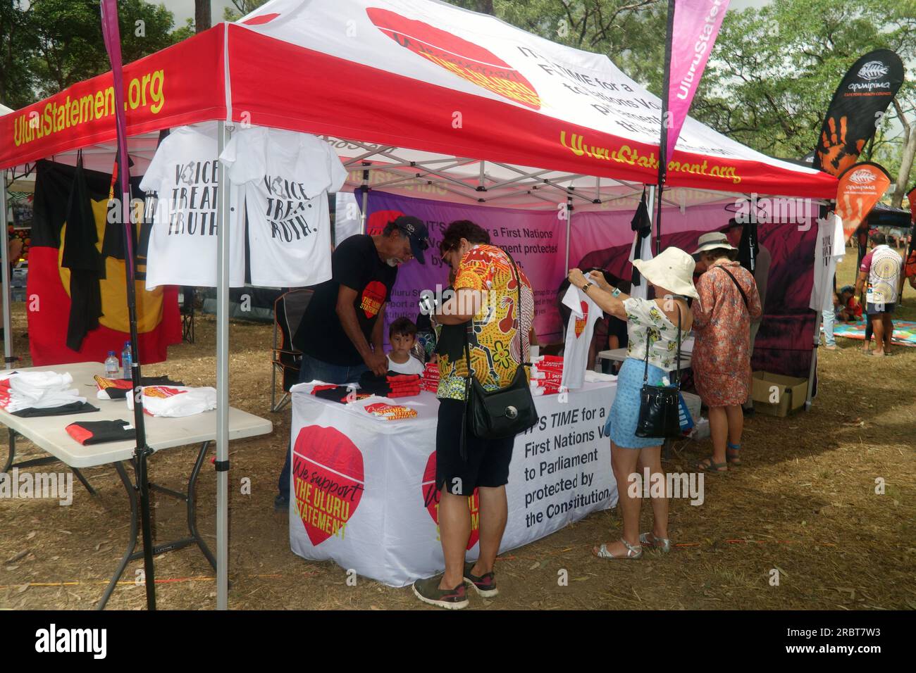 Vota sì, Uluru Statement from the Heart, Voice, Treaty, Truth t-shirt Stall, Laura Quinkan Indigenous Dance Festival, Cape York Peninsula, Queensland Foto Stock