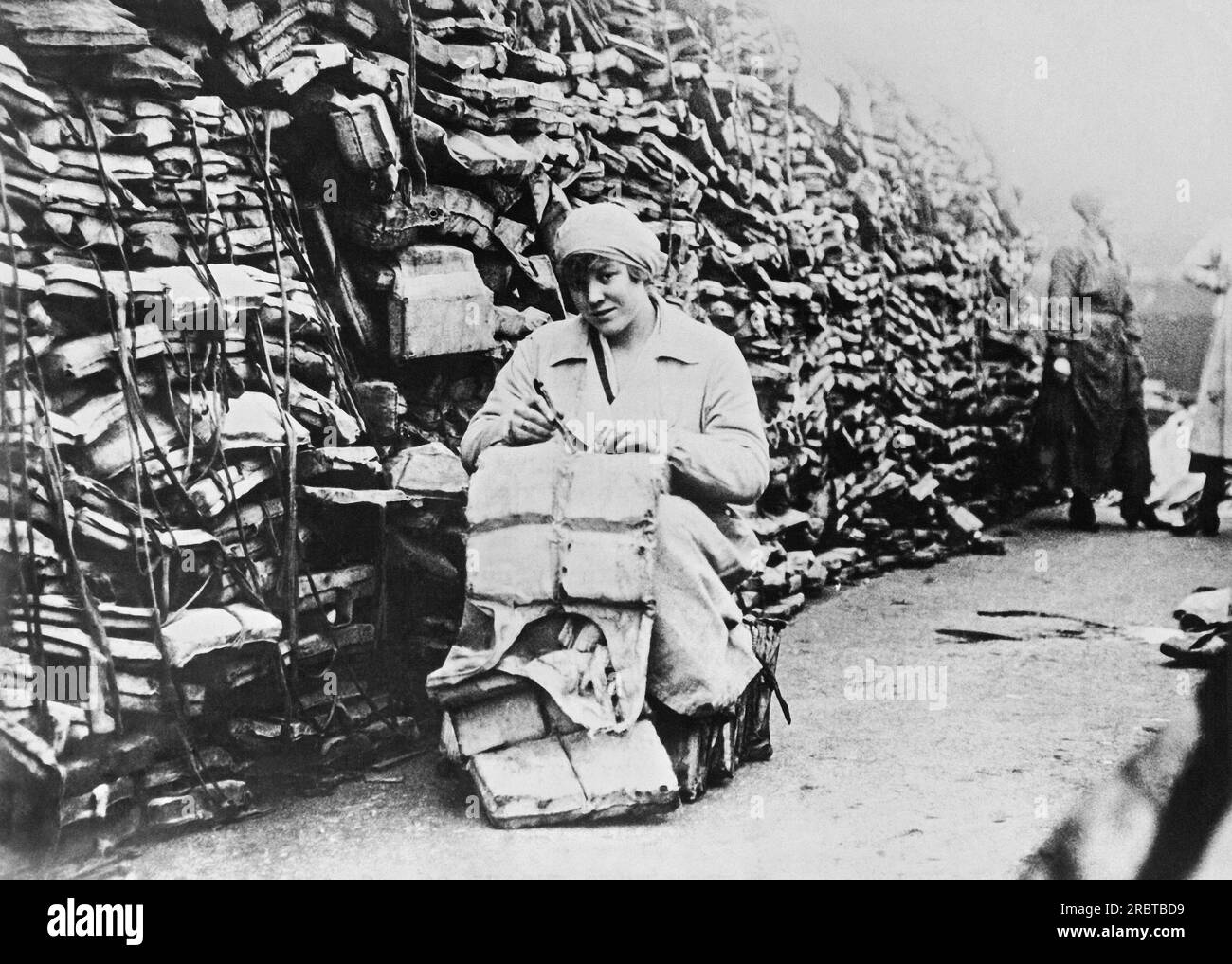 Inghilterra: 30 settembre 1919 con la guerra e la minaccia dei sottomarini tedeschi finita, l'Inghilterra si trovò sommersa da centinaia di migliaia di predoni di vita. I produttori sono venuti in soccorso con piani per trasformare il sughero in linoleum, e le donne sono ora assunte per rimuovere il sughero dai preserver. Foto Stock