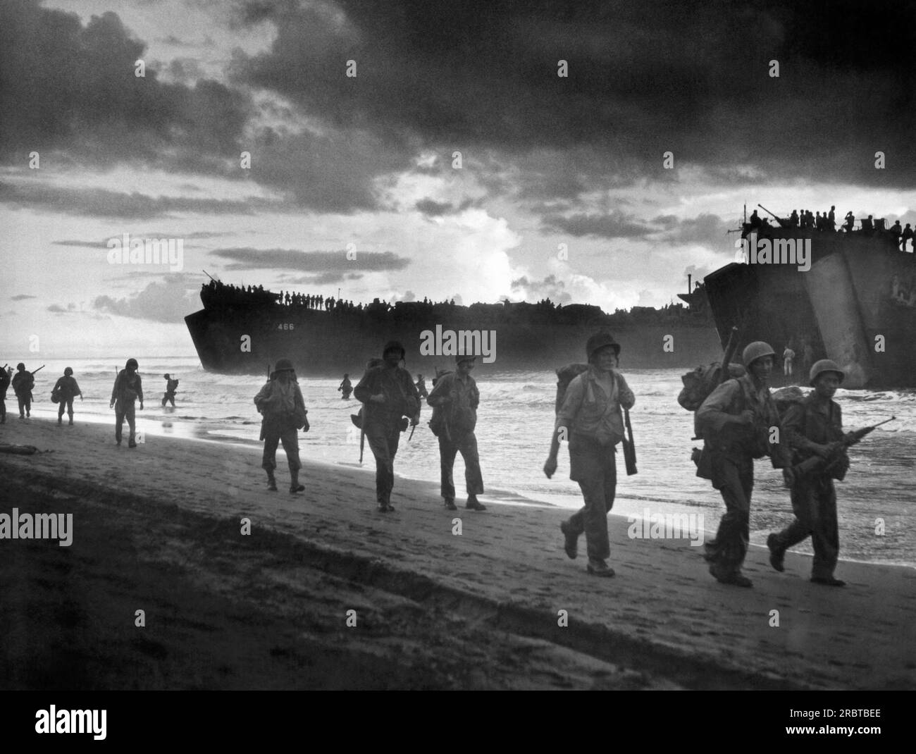 Sarmi, nuova Guinea olandese, 17 maggio 1944 Una flottiglia della Guardia Costiera con equipaggio e truppe impacchettate si assicura la testa di ponte e sigilla la cattura di Sarmi. Foto Stock