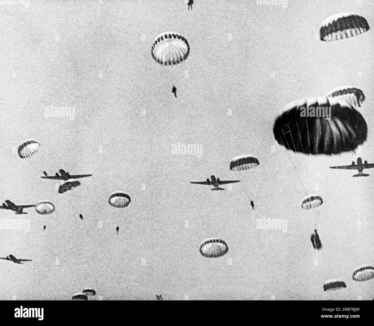 Nord Africa, 17 luglio 1943 paracadutisti dell'esercito americano che stanno attraversando le loro manovre finali di prova per l'imminente invasione della Sicilia. Foto Stock