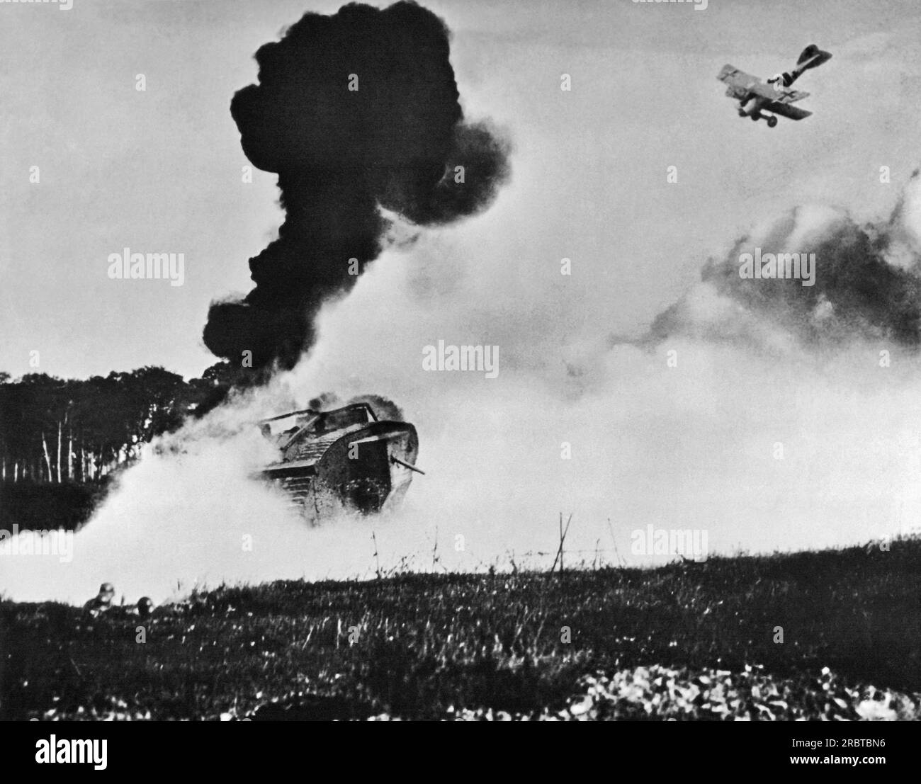Europa: c. 1917 la prima guerra mondiale vide la nascita del carro armato e dell'aereo militare che cambiò per sempre il volto della guerra. In questa fotografia un biplano da caccia tedesco sta bombardando un carro armato. Foto Stock